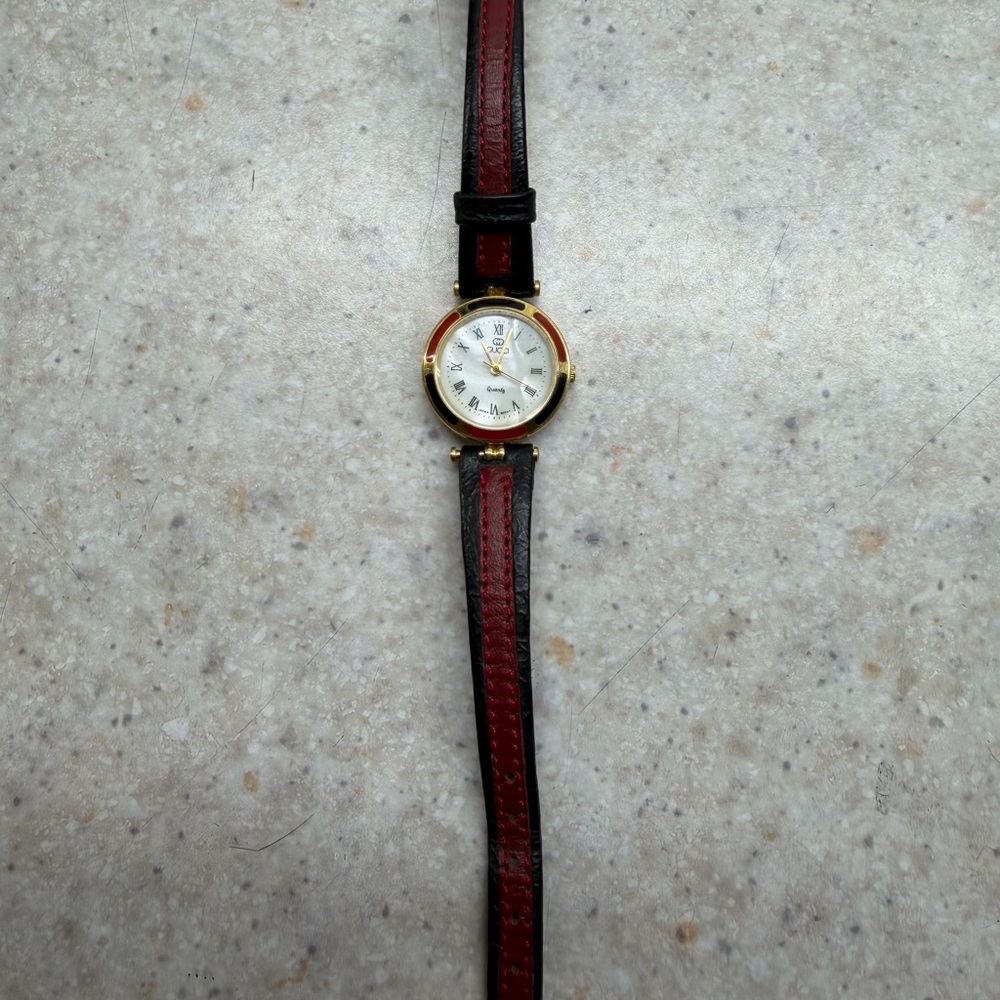 Gucci Black and Red Women's Watch vintage rare mother of pearl face - Picture 3 of 9